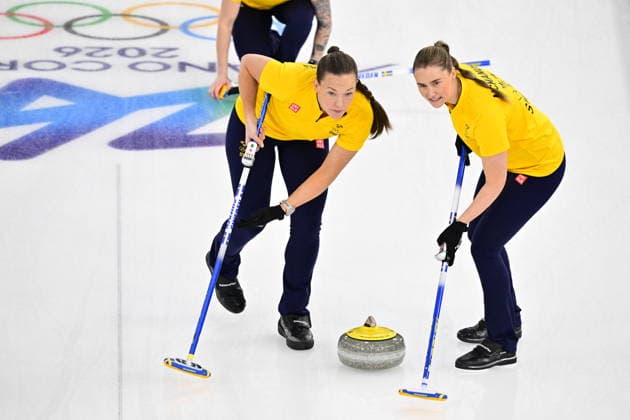CORTINA, ITALIEN 20260220 Sveriges Agnes Knochenhauer och Sara McManus i lag Hasselborg under damernas semifinalmatch mellan Sverige och Kanada i OS-curlingen i Cortina. *** Bilden ingar i SPORTPAKET. För övriga BETALBILD *** CORTINA ITALIEN x10030x *** CORTINA, ITALY 20260220 Swedens Agnes Knochenhauer and Sara McManus in the Hasselborg team during the womens semi-final match between Sweden and Canada in the Olympic curling competition in Cortina The picture is in the SPORT PACKAGE For others PAYPICTURE CORTINA ITALY x10030x  Copyright: xJonasxEkströmer TTx OS 2026 CURLING DAMER SVERIGE-KANADA