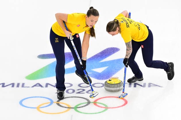 CORTINA, ITALY 20260220 Sweden s Agnes Knochenhauer and Sara McManus of Team Hasselborg during the women s semifinal match between Sweden and Canada in the Olympic curling in Cortina. *** The image is included in the SPORTS PACKAGE. For others PAYMENT IMAGE *** CORTINA ITALY x10030x *** CORTINA, ITALY 20260220 Sweden s Agnes Knochenhauer and Sara McManus of Team Hasselborg during the women s semifinal match between Sweden and Canada in the Olympic curling in Cortina The image is included in the SPORTS PACKAGE For others PAYMENT IMAGE CORTINA ITALY x10030x  Copyright: xJonasxEkströmer TTx 2026 OLYMPICS WOMEN S CURLING SWEDEN-CANADA