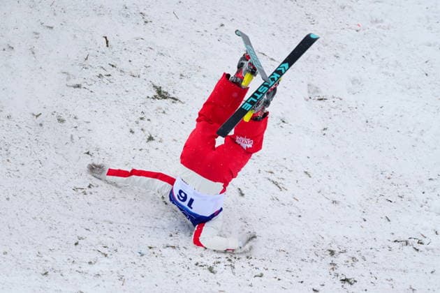 February 20, 2026, Livigno, Italy: Canada s Emile Nadeau crashes during the men s aerials final at the Milano Cortina 2026 Winter Olympic Games, Olympische Spiele, Olympia, OS in Livigno, Italy, Friday, Feb. 20, 2026. Canada News - February 20, 2026  - ZUMAc35_ 20260220_zaf_c35_023 Copyright: xSeanxKilpatrickx