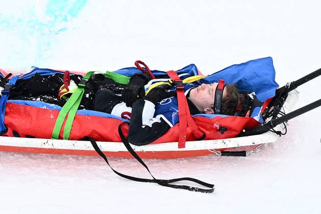 2026 WINTER Olympic Games, Olympische Spiele, Olympia, OS Finley Melville-Ives of New Zealand receives medical assistance after crashing on second run in the Men™s Ski Halfpipe qualifier at Livigno Snow Park, on day 14 of the 2026 Milano Cortina Winter Olympic Games in Italy, Friday, February 20, 2026. ( NO ARCHIVING, EDITORIAL USE ONLY LIVIGNO SONDRIO ITALY  Copyright: xDANxHIMBRECHTSx 20260221169539059613