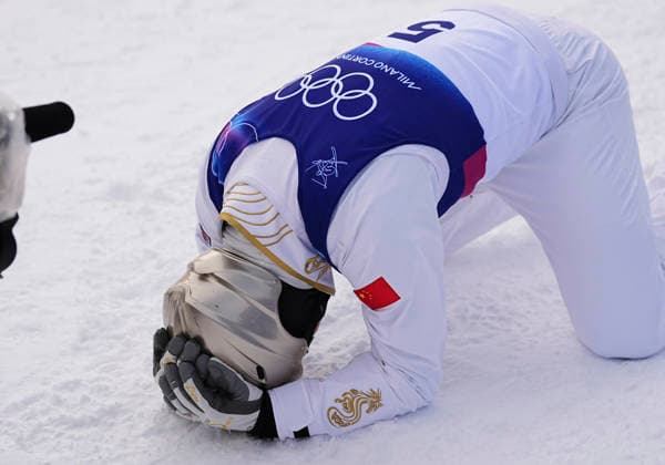(260220) -- LIVIGNO, Feb. 20, 2026 -- Wang Xindi of China celebrates winning after the freestyle skiing men s aerials final 2 at the Milan-Cortina 2026 Olympic Winter games, Winterspiele,Spiele, Summer games in Livigno, Italy, Feb. 20, 2026. ) (MICO2026)ITALY-LIVIGNO-OLYMPIC WINTER GAMES-FREESTYLE SKIING-MEN S AERIALS-FINAL WuxHuiwo 