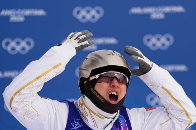 (260220) -- LIVIGNO, Feb. 20, 2026 -- Gold medalist Wang Xindi of China celebrates winning after the freestyle skiing men s aerials final 2 at the Milan-Cortina 2026 Olympic Winter games, Winterspiele,Spiele, Summer games in Livigno, Italy, Feb. 20, 2026. ) (MICO2026)ITALY-LIVIGNO-OLYMPIC WINTER GAMES-FREESTYLE SKIING-MEN S AERIALS-FINAL WuxHuiwo 