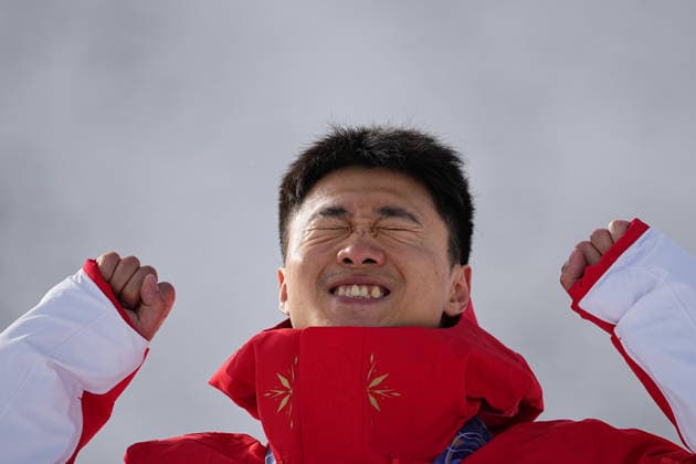 (260220) -- LIVIGNO, Feb. 20, 2026 -- Gold medalist Wang Xindi of China celebrates during the awarding ceremony of the freestyle skiing men s aerials at the Milan-Cortina 2026 Olympic Winter games, Winterspiele,Spiele, Summer games in Livigno, Italy, Feb. 20, 2026. ) (MICO2026)ITALY-LIVIGNO-OLYMPIC WINTER GAMES-FREESTYLE SKIING-MEN S AERIALS-FINAL WuxHuiwo 