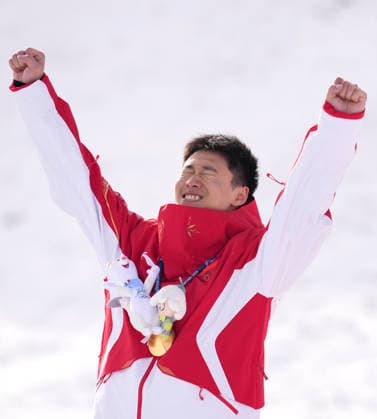 (260220) -- LIVIGNO, Feb. 20, 2026 -- Gold medalist Wang Xindi of China celebrates during the awarding ceremony of the freestyle skiing men s aerials at the Milan-Cortina 2026 Olympic Winter games, Winterspiele,Spiele, Summer games in Livigno, Italy, Feb. 20, 2026. ) (MICO2026)ITALY-LIVIGNO-OLYMPIC WINTER GAMES-FREESTYLE SKIING-MEN S AERIALS-FINAL HuxChao 