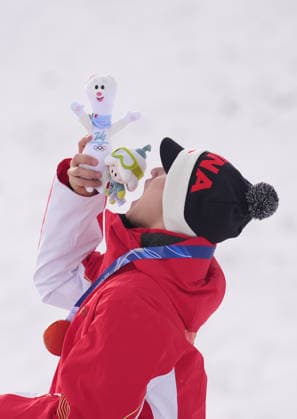 (260220) -- LIVIGNO, Feb. 20, 2026 -- Bronze medalist Li Tianma reacts during the awarding ceremony of the freestyle skiing men s aerials at the Milan-Cortina 2026 Olympic Winter games, Winterspiele,Spiele, Summer games in Livigno, Italy, Feb. 20, 2026. ) (MICO2026)ITALY-LIVIGNO-OLYMPIC WINTER GAMES-FREESTYLE SKIING-MEN S AERIALS-FINAL HuxChao 