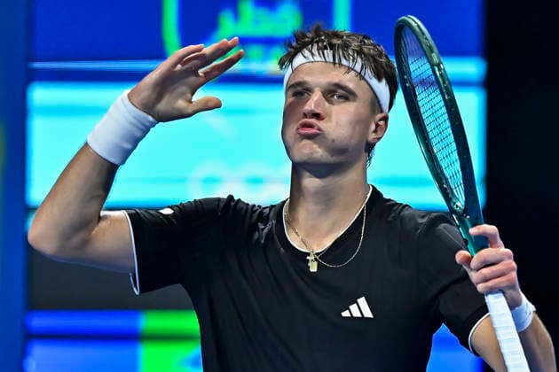 ATP, Tennis Herren QATAR EXXONMOBIL OPEN-QUARTER FINAL Jakub Mensik of Czech Republic is seen in action against Jannik Sinner of Italy in the Quarter final at the ATP men s Qatar ExxonMobil Open 2026 tennis tournament at the Khalifa International Tennis Complex. Jakub Mensik won against Jannik Sinner 7-6,2-6,6-3.?? Doha Qatar Copyright: xNoushadxVariyattiyakkalx xSOPAxImagesx NVRITYAKAL4-036