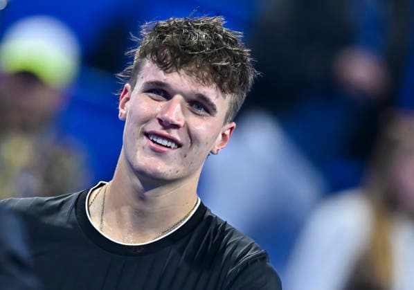 February 20, 2026, Doha, Qatar: Jakub Mensik of Czech Republic celebrates after winning against Jannik Sinner of Italy in the Quarter final at the ATP, Tennis Herren men s Qatar ExxonMobil Open 2026 tennis tournament at the Khalifa International Tennis Complex. Jakub Mensik won against Jannik Sinner 7-6,2-6,6-3. ATP QATAR EXXONMOBIL OPEN-QUARTER FINAL  - ZUMAs197 20260220_aaa_s197_013 Copyright: xNoushadxVariyattiyakkalx