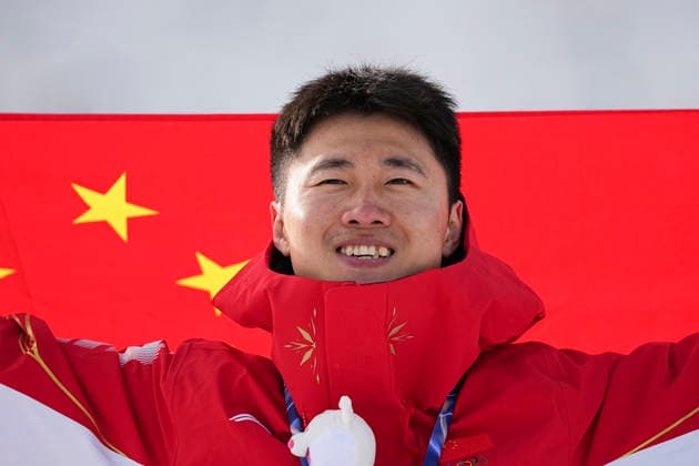 (260220) -- LIVIGNO, Feb. 20, 2026 -- Gold medalist Wang Xindi of China pose during the awarding ceremony of the freestyle skiing men s aerials at the Milan-Cortina 2026 Olympic Winter games, Winterspiele,Spiele, Summer games in Livigno, Italy, Feb. 20, 2026. ) (MICO2026)ITALY-LIVIGNO-OLYMPIC WINTER GAMES-FREESTYLE SKIING-MEN S AERIALS-FINAL WuxHuiwo 