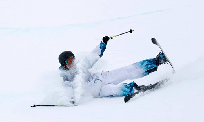 (260220) -- LIVIGNO, Feb. 20, 2026 -- Yang Kaiyue of China falls onto the snow during the freestyle skiing men s freeski halfpipe qualification at the Milan-Cortina 2026 Olympic Winter games, Winterspiele,Spiele, Summer games in Livigno, Italy, Feb. 20, 2026. ) (MICO2026)ITALY-LIVIGNO-OLYMPIC WINTER GAMES-FREESTYLE SKIING-MEN S FREESKI HALFPIPE-QUALIFICATION WangxPeng 