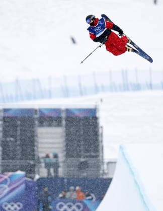 (260220) -- LIVIGNO, Feb. 20, 2026 -- Brendan Mackay of Canada competes during the freestyle skiing men s freeski halfpipe qualification at the Milan-Cortina 2026 Olympic Winter games, Winterspiele,Spiele, Summer games in Livigno, Italy, Feb. 20, 2026. ) (MICO2026)ITALY-LIVIGNO-OLYMPIC WINTER GAMES-FREESTYLE SKIING-MEN S FREESKI HALFPIPE-QUALIFICATION WangxPeng 