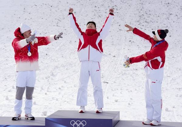 Milan Cortina Olympics: Freestyle skiing Chinese freestyle skier Wang Xindi (C) celebrates after winning the men s aerials gold at the Milan Cortina Olympics on Feb. 20, 2026, at Livigno Aerials &amp; Moguls Park in Livigno, Italy, alongside silver medalist Noe Roth (L) of Switzerland and bronze medalist Li Tianma of China.  A14AA0005308624P