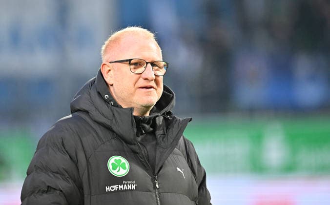 20.02.2026 - Fussball - Saison 2025 2026 - 2. Fussball - Bundesliga - 23. Spieltag: SpVgg Greuther Fürth ( Kleeblatt SGF ) - DSC Arminia Bielefeld - Sportfoto Zink MeZi - xmexzix - DFL regulations prohibit any use of photographs as image sequences and or quasi-video - only for editorial use - Heiko Vogel ( Trainer SpVgg Greuther Fürth ) grins happy