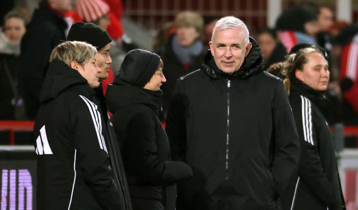 Sportliche Leiterin Jennifer Zietz, Trainerin Ailien Poese redet mit Präsident Dirk Zingler Fußball Fussball Bundesliga Damen Frauen Saison 2025 2026 20.02.2026 1.FC Union Berlin vs. 1.FC Köln DFL regulations prohibit any use of photographs as image sequences and or quasi-video