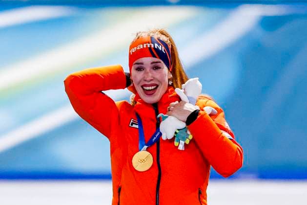 winner Antoinette Rijpma-De Jong of the Netherlands smiling during the medal ceremony after Women s 1500m, Milano Cortina 2026 Winter Olympics: Day 14, Speed skating, Eisschnelllauf - Milano Cortina 2026 Winter Olympics: Day 14, Milano Speed Skating Stadium, February 20, 2026, Milan, Italy.