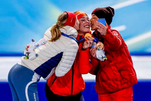second Ragne Wiklund of Norway and winner Antoinette Rijpma-De Jong of the Netherlands and third Valerie Maltais of Canada smiling during the medal ceremony after Women s 1500m, Milano Cortina 2026 Winter Olympics: Day 14, Speed skating, Eisschnelllauf - Milano Cortina 2026 Winter Olympics: Day 14, Milano Speed Skating Stadium, February 20, 2026, Milan, Italy.