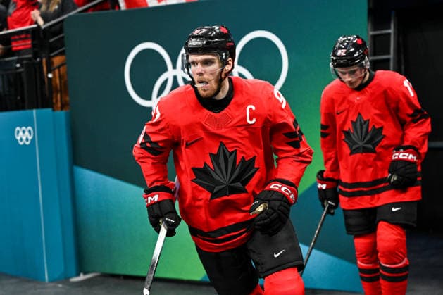 MILAN, ITALY - FEBRUARY 20: Connor McDavid of Canada enters the ice during the Ice hockey, Eishockey Men™s Play-offs Semifinals match between Canada and Finland on day fourteen of the Milano Cortina 2026 Winter Olympic Games, Olympische Spiele, Olympia, OS at Milano Santagiulia Ice Hockey Arena on February 20, 2026 in Milan, Italy. Milan Milano Santagiulia Ice Hockey Arena Italy *** MILAN, ITALY FEBRUARY 20 Connor McDavid of Canada enters the ice during the Ice Hockey Men™s Play offs Semifinals match between Canada and Finland on day fourteen of the Milano Cortina 2026 Winter Olympic games at Milano Santagiulia Ice Hockey Arena on February 20, 2026 in Milan, Italy Milan Milano Santagiulia Ice Hockey Arena Italy Copyright: xJustPictures.ch AndreaxBrancax jp-en-EuSpIm-AB-AAB_331520022026