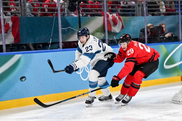 MILAN, ITALY - FEBRUARY 20: Esa Lindell of Finland L) in a battle for the puck against Nathan MacKinnon of Canada R) during the Ice hockey, Eishockey Men™s Play-offs Semifinals match between Canada and Finland on day fourteen of the Milano Cortina 2026 Winter Olympic Games, Olympische Spiele, Olympia, OS at Milano Santagiulia Ice Hockey Arena on February 20, 2026 in Milan, Italy. Milan Milano Santagiulia Ice Hockey Arena Italy *** MILAN, ITALY FEBRUARY 20 Esa Lindell of Finland L in a battle for the puck against Nathan MacKinnon of Canada R during the Ice Hockey Men™s Play offs Semifinals match between Canada and Finland on day fourteen of the Milano Cortina 2026 Winter Olympic games at Milano Santagiulia Ice Hockey Arena on February 20, 2026 in Milan, Italy Milan Milano Santagiulia Ice Hockey Arena Italy Copyright: xJustPictures.ch AndreaxBrancax jp-en-EuSpIm-AB-AAB_341520022026