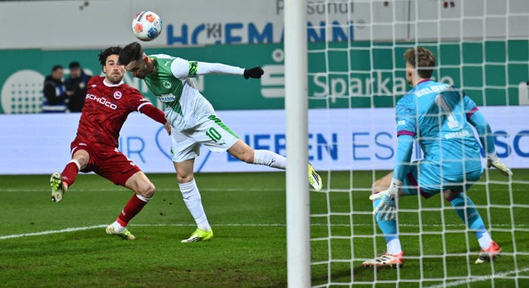 20.02.2026 - Fussball - Saison 2025 2026 - 2. Fussball - Bundesliga - 23. Spieltag: SpVgg Greuther Fürth ( Kleeblatt SGF ) - DSC Arminia Bielefeld - Sportfoto Zink - xwoxzix - DFL regulations prohibit any use of photographs as image sequences and or quasi-video - only for editorial use - Branimir Hrgota (10, SpVgg Greuther Fürth ) erzielt Treffer Tor Torschuß zum 1:0 gegen Christopher Lannert (24, Arminia Bielefeld ) Jonas Kersken (1, Arminia Bielefeld ) -