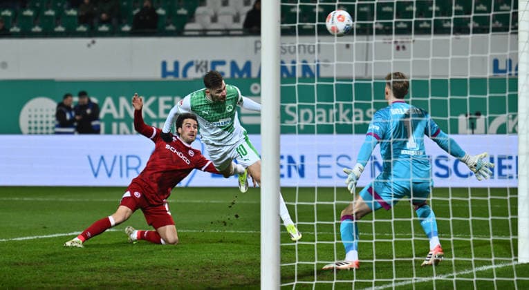 20.02.2026 - Fussball - Saison 2025 2026 - 2. Fussball - Bundesliga - 23. Spieltag: SpVgg Greuther Fürth ( Kleeblatt SGF ) - DSC Arminia Bielefeld - Sportfoto Zink - xwoxzix - DFL regulations prohibit any use of photographs as image sequences and or quasi-video - only for editorial use - Branimir Hrgota (10, SpVgg Greuther Fürth ) erzielt Treffer Tor Torschuß zum 1:0 gegen Christopher Lannert (24, Arminia Bielefeld ) Jonas Kersken (1, Arminia Bielefeld ) -
