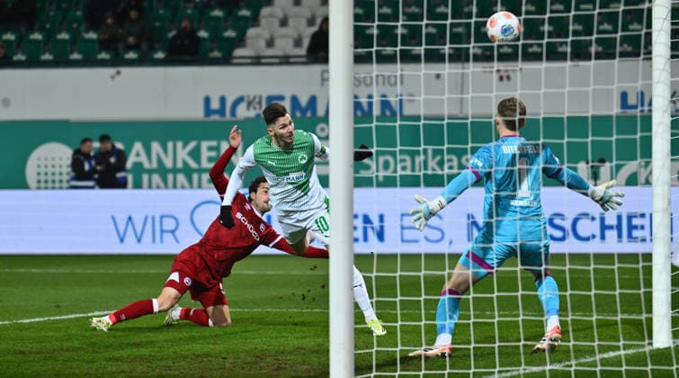 20.02.2026 - Fussball - Saison 2025 2026 - 2. Fussball - Bundesliga - 23. Spieltag: SpVgg Greuther Fürth ( Kleeblatt SGF ) - DSC Arminia Bielefeld - Sportfoto Zink - xwoxzix - DFL regulations prohibit any use of photographs as image sequences and or quasi-video - only for editorial use - Branimir Hrgota (10, SpVgg Greuther Fürth ) erzielt Treffer Tor Torschuß zum 1:0 gegen Christopher Lannert (24, Arminia Bielefeld ) Jonas Kersken (1, Arminia Bielefeld ) -