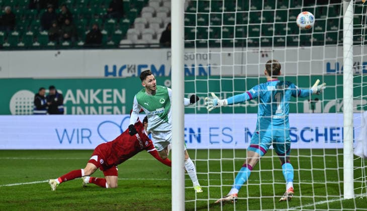 20.02.2026 - Fussball - Saison 2025 2026 - 2. Fussball - Bundesliga - 23. Spieltag: SpVgg Greuther Fürth ( Kleeblatt SGF ) - DSC Arminia Bielefeld - Sportfoto Zink - xwoxzix - DFL regulations prohibit any use of photographs as image sequences and or quasi-video - only for editorial use - Branimir Hrgota (10, SpVgg Greuther Fürth ) erzielt Treffer Tor Torschuß zum 1:0 gegen Christopher Lannert (24, Arminia Bielefeld ) Jonas Kersken (1, Arminia Bielefeld ) -