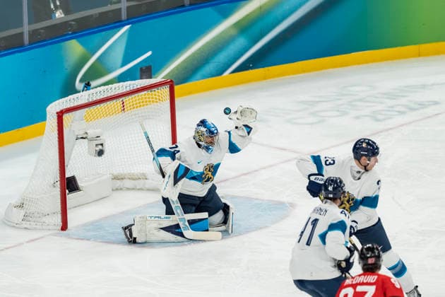 February 20, 2026, Milan, Lombardy, Italy: Goalkeeper Juuse Saros 74 of Team Finland makes a save against Team Canada in the Mens Team Canada Vs Team Finland Play-offs Semifinals game at the Milano Santagiulia Ice hockey, Eishockey Arena in MILAN, Italy during the 2026 Milano Cortina Winter Olympics. Milan Italy - ZUMAa161 20260220_oly_a161_028 Copyright: xWalterxG.xArcex