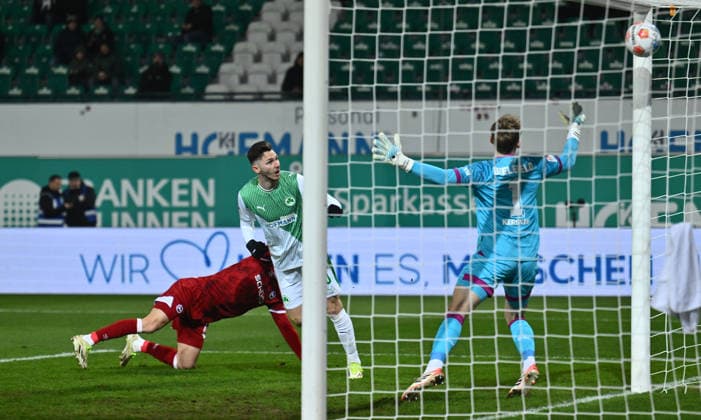 20.02.2026 - Fussball - Saison 2025 2026 - 2. Fussball - Bundesliga - 23. Spieltag: SpVgg Greuther Fürth ( Kleeblatt SGF ) - DSC Arminia Bielefeld - Sportfoto Zink - xwoxzix - DFL regulations prohibit any use of photographs as image sequences and or quasi-video - only for editorial use - Branimir Hrgota (10, SpVgg Greuther Fürth ) erzielt Treffer Tor Torschuß zum 1:0 gegen Christopher Lannert (24, Arminia Bielefeld ) Jonas Kersken (1, Arminia Bielefeld ) -