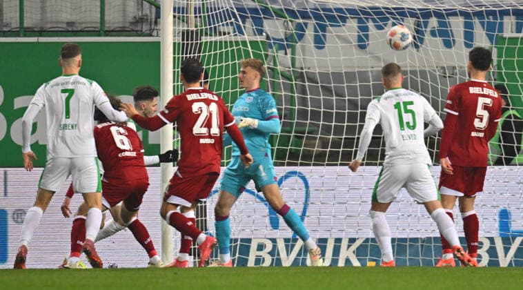 20.02.2026 - Fussball - Saison 2025 2026 - 2. Fussball - Bundesliga - 23. Spieltag: SpVgg Greuther Fürth ( Kleeblatt SGF ) - DSC Arminia Bielefeld - Sportfoto Zink MeZi - xmexzix - DFL regulations prohibit any use of photographs as image sequences and or quasi-video - only for editorial use - Branimir Hrgota (10, SpVgg Greuther Fürth ) erzielt Treffer Tor Torschuß zum 1:0 gegen Jonas Kersken (1, Arminia Bielefeld )