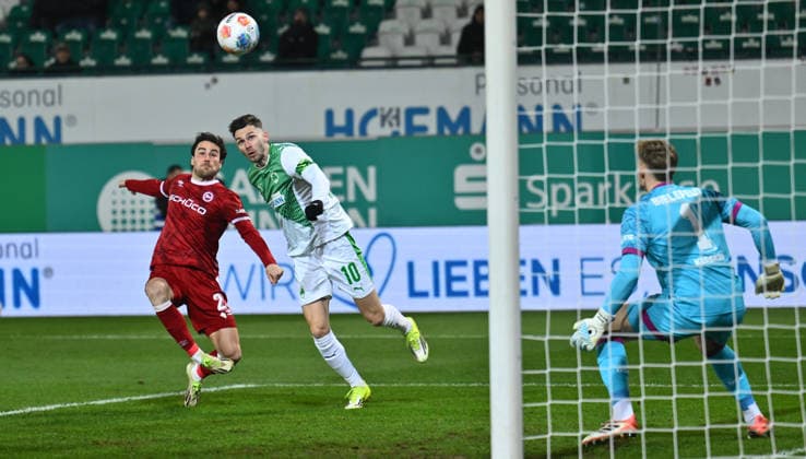 20.02.2026 - Fussball - Saison 2025 2026 - 2. Fussball - Bundesliga - 23. Spieltag: SpVgg Greuther Fürth ( Kleeblatt SGF ) - DSC Arminia Bielefeld - Sportfoto Zink - xwoxzix - DFL regulations prohibit any use of photographs as image sequences and or quasi-video - only for editorial use - Branimir Hrgota (10, SpVgg Greuther Fürth ) erzielt Treffer Tor Torschuß zum 1:0 gegen Christopher Lannert (24, Arminia Bielefeld ) Jonas Kersken (1, Arminia Bielefeld )