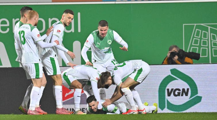20.02.2026 - Fussball - Saison 2025 2026 - 2. Fussball - Bundesliga - 23. Spieltag: SpVgg Greuther Fürth ( Kleeblatt SGF ) - DSC Arminia Bielefeld - Sportfoto Zink MeZi - xmexzix - DFL regulations prohibit any use of photographs as image sequences and or quasi-video - only for editorial use - Torjubel Jubel Freude nach Treffer Tor Torschuß zum 1:0 durch Branimir Hrgota (10, SpVgg Greuther Fürth )