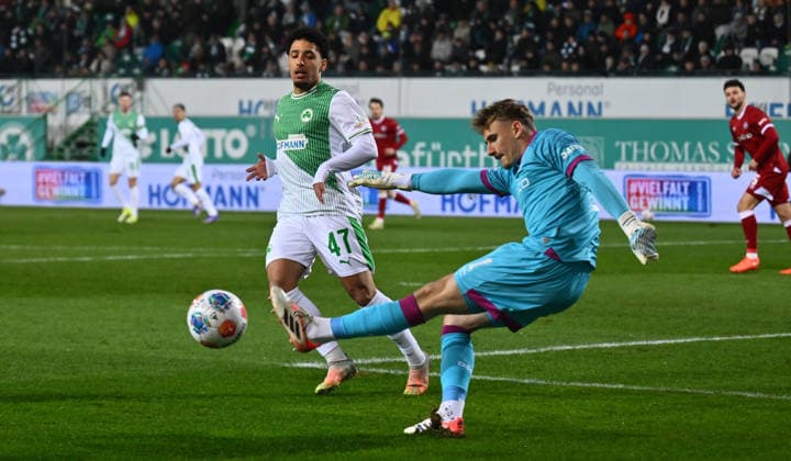 20.02.2026 - Fussball - Saison 2025 2026 - 2. Fussball - Bundesliga - 23. Spieltag: SpVgg Greuther Fürth ( Kleeblatt SGF ) - DSC Arminia Bielefeld - Sportfoto Zink - xwoxzix - DFL regulations prohibit any use of photographs as image sequences and or quasi-video - only for editorial use - Sayfallah Ltaief (47, SpVgg Greuther Fürth ) Jonas Kersken (1, Arminia Bielefeld )