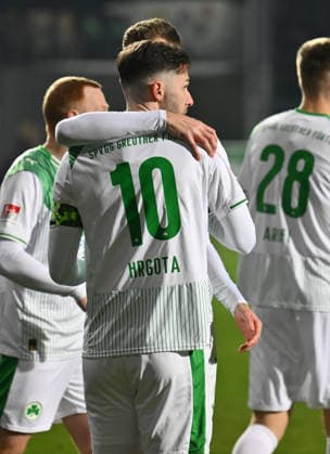 20.02.2026 - Fussball - Saison 2025 2026 - 2. Fussball - Bundesliga - 23. Spieltag: SpVgg Greuther Fürth ( Kleeblatt SGF ) - DSC Arminia Bielefeld - Sportfoto Zink - xwoxzix - DFL regulations prohibit any use of photographs as image sequences and or quasi-video - only for editorial use - Torjubel Jubel Freude nach Treffer Tor Torschuß zum 1:0 durch Branimir Hrgota (10, SpVgg Greuther Fürth ) -