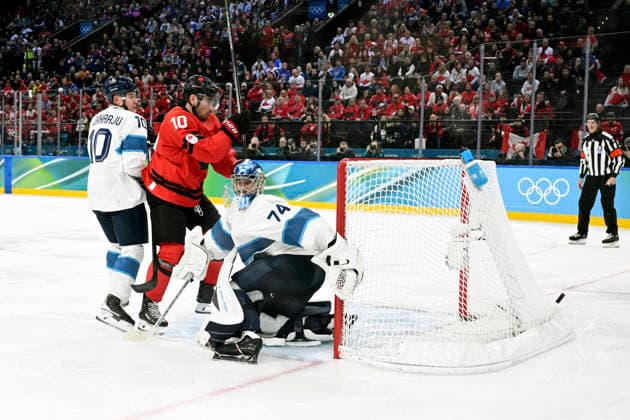 MILANO, ITALIEN 20260220 Finlands Henri Jokiharju försöker stoppa Kanadas Nick Suzuki som skjuter framför Finlands malvakt Juuse Saros, som räddar, under herrarnas semifinal i ishockey mellan Kanada och Finland i Santagiulia Arena under OS i Milano. *** Bilden ingar i SPORTPAKET. För övriga BETALBILD *** MILANO ITALIEN x10070x *** MILANO, ITALY 20260220 Finlands Henri Jokiharju tries to stop Canadas Nick Suzuki who shoots in front of Finlands goalkeeper Juuse Saros, who saves, during the mens ice hockey semifinal between Canada and Finland at the Santagiulia Arena during the Milan Olympics Picture in SPORT PACKAGE For others PAY PICTURE MILANO ITALY x10070x  Copyright: xJessicaxGow TTx OS 2026 ISHOCKEY KANADA-FINLAND SEMIFINAL