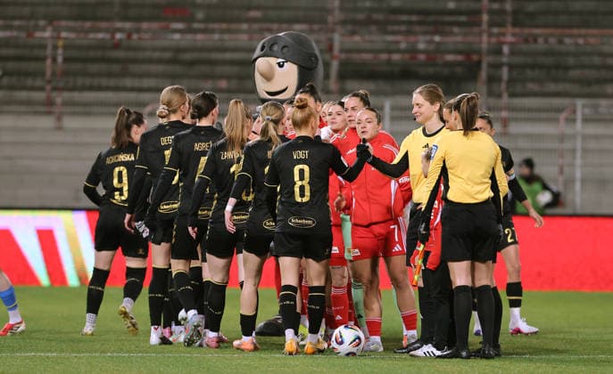 Begrüßung der Mannschaften vor Spielbeginn Fußball Fussball Bundesliga Damen Frauen Saison 2025 2026 20.02.2026 1.FC Union Berlin vs. 1.FC Köln DFL regulations prohibit any use of photographs as image sequences and or quasi-video