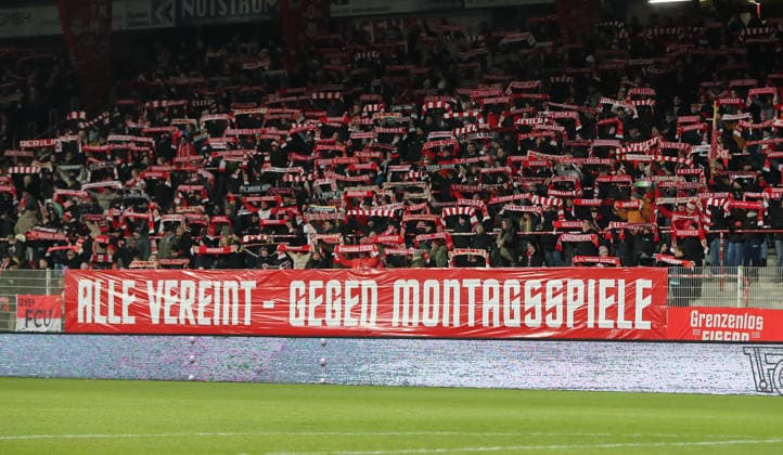 Plakat, Transparent der Unionfans: Alle vereint - gegen Montagsspiele Fußball Fussball Bundesliga Damen Frauen Saison 2025 2026 20.02.2026 1.FC Union Berlin vs. 1.FC Köln DFL regulations prohibit any use of photographs as image sequences and or quasi-video