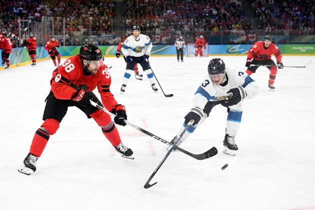 MILANO, ITALIEN 20260220 Kanadas Brandon Hagel mot Finlands Olli Maatta under herrarnas semifinal i ishockey mellan Kanada och Finland i Santagiulia Arena under OS i Milano. *** Bilden ingar i SPORTPAKET. För övriga BETALBILD *** MILANO ITALIEN x10070x *** MILANO, ITALY 20260220 Canadas Brandon Hagel against Finlands Olli Maatta during the mens ice hockey semi-final between Canada and Finland at the Santagiulia Arena during the Milan Olympics Picture in SPORTS PACKAGE For others PAY PICTURE MILANO ITALY x10070x  Copyright: xJessicaxGow TTx OS 2026 ISHOCKEY KANADA-FINLAND SEMIFINAL