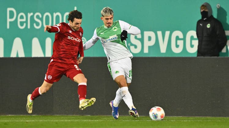 20.02.2026 - Fussball - Saison 2025 2026 - 2. Fussball - Bundesliga - 23. Spieltag: SpVgg Greuther Fürth ( Kleeblatt SGF ) - DSC Arminia Bielefeld - Sportfoto Zink - xwoxzix - DFL regulations prohibit any use of photographs as image sequences and or quasi-video - only for editorial use - Christopher Lannert (24, Arminia Bielefeld ) Aaron Keller (16, SpVgg Greuther Fürth )