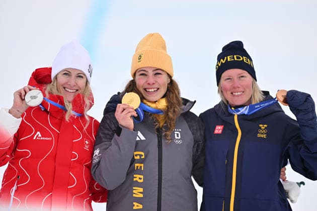 (260220) -- LIVIGNO, Feb. 20, 2026 -- Gold medalist Daniela Maier (C) of Germany, silver medalist Fanny Smith (L) of Switzerland, and bronze medalist Sandra Naeslund of Sweden pose for photos during the awarding ceremony of the freestyle skiing women s ski cross event at the Milan-Cortina 2026 Olympic Winter games, Winterspiele,Spiele, Summer games in Livigno, Italy, Feb. 20, 2026. ) (MICO2026)ITALY-LIVIGNO-OLYMPIC WINTER GAMES-FREESTYLE SKIING-WOMEN S SKI CROSS ZhangxHongxiang 