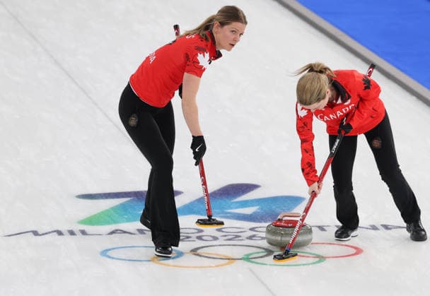 (260220) -- CORTINA D AMPEZZO, Feb. 20, 2026 -- Sarah Wilkes (R) of Canada competes during the curling women s semifinal match between Canada and Sweden at the 2026 Milan-Cortina Winter Olympics in Cortina, Italy, Feb. 20, 2026. ) (MICO2026)ITALY-CORTINA D AMPEZZO-OLYMPIC Winter games, Winterspiele,Spiele, Summer games CURLING-WOMEN-SEMIFINAL-CAN VS SWE ZhangxChenlin 