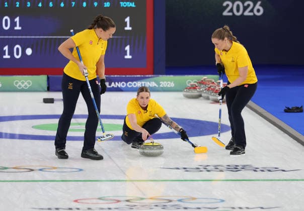 (260220) -- CORTINA D AMPEZZO, Feb. 20, 2026 -- Sofia Scharback (C) of Sweden competes during the curling women s semifinal match between Canada and Sweden at the 2026 Milan-Cortina Winter Olympics in Cortina, Italy, Feb. 20, 2026. ) (MICO2026)ITALY-CORTINA D AMPEZZO-OLYMPIC Winter games, Winterspiele,Spiele, Summer games CURLING-WOMEN-SEMIFINAL-CAN VS SWE ZhangxChenlin 