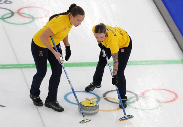 (260220) -- CORTINA D AMPEZZO, Feb. 20, 2026 -- Sofia Scharback (R) of Sweden competes during the curling women s semifinal match between Canada and Sweden at the 2026 Milan-Cortina Winter Olympics in Cortina, Italy, Feb. 20, 2026. ) (MICO2026)ITALY-CORTINA D AMPEZZO-OLYMPIC Winter games, Winterspiele,Spiele, Summer games CURLING-WOMEN-SEMIFINAL-CAN VS SWE ZhangxChenlin 