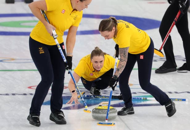 (260220) -- CORTINA D AMPEZZO, Feb. 20, 2026 -- Sara McManus (C) of Sweden competes during the curling women s semifinal match between Canada and Sweden at the 2026 Milan-Cortina Winter Olympics in Cortina, Italy, Feb. 20, 2026. ) (MICO2026)ITALY-CORTINA D AMPEZZO-OLYMPIC Winter games, Winterspiele,Spiele, Summer games CURLING-WOMEN-SEMIFINAL-CAN VS SWE ZhangxChenlin 