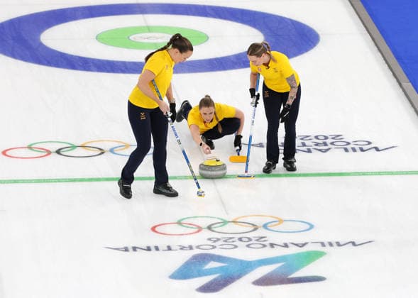 (260220) -- CORTINA D AMPEZZO, Feb. 20, 2026 -- Sara McManus (C) of Sweden competes during the curling women s semifinal match between Canada and Sweden at the 2026 Milan-Cortina Winter Olympics in Cortina, Italy, Feb. 20, 2026. ) (MICO2026)ITALY-CORTINA D AMPEZZO-OLYMPIC Winter games, Winterspiele,Spiele, Summer games CURLING-WOMEN-SEMIFINAL-CAN VS SWE ZhangxChenlin 