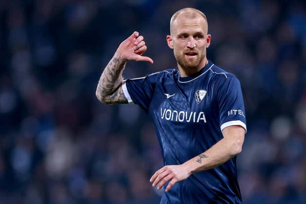20.02.2026, Fußball, VfL Bochum - 1. FC Nürnberg, 2. Fußball Bundesliga, 23. Spieltag, Vonovia Ruhrstadion, Saison 2025 2026: Philipp Hofmann (VfL Bochum 33) unzufrieden enttäuscht Enttäuschung gestikulierend auf dem Spielfeld DFB regulations prohibit any use of photographs as image sequences and or quasi-video. Nordrhein-Westfalen Deutschland