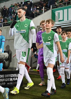 20.02.2026 - Fussball - Saison 2025 2026 - 2. Fussball - Bundesliga - 23. Spieltag: SpVgg Greuther Fürth ( Kleeblatt SGF ) - DSC Arminia Bielefeld - Sportfoto Zink - xwoxzix - DFL regulations prohibit any use of photographs as image sequences and or quasi-video - only for editorial use - Branimir Hrgota (10, SpVgg Greuther Fürth ) läuft ein