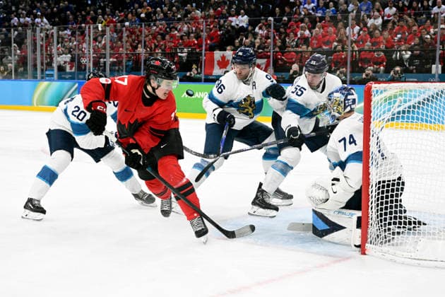 MILANO, ITALIEN 20260220 Kanadas Macklin Celebrini framför Finlands malvakt Juuse Saros. Finlands Sebastian Aho, Mikko Rantanen och Rasmus Ristolainen försvarar under herrarnas semifinal i ishockey mellan Kanada och Finland i Santagiulia Arena under OS i Milano. *** Bilden ingar i SPORTPAKET. För övriga BETALBILD *** MILANO ITALIEN x10070x *** MILANO, ITALY 20260220 Canadas Macklin Celebrini in front of Finlands goalkeeper Juuse Saros Finlands Sebastian Aho, Mikko Rantanen and Rasmus Ristolainen defend during the mens ice hockey semi-final between Canada and Finland at the Santagiulia Arena during the Milan Olympics Picture in SPORT PACKAGE For others PAY PICTURE MILANO ITALY x10070x  Copyright: xJessicaxGow TTx OS 2026 ISHOCKEY KANADA-FINLAND SEMIFINAL