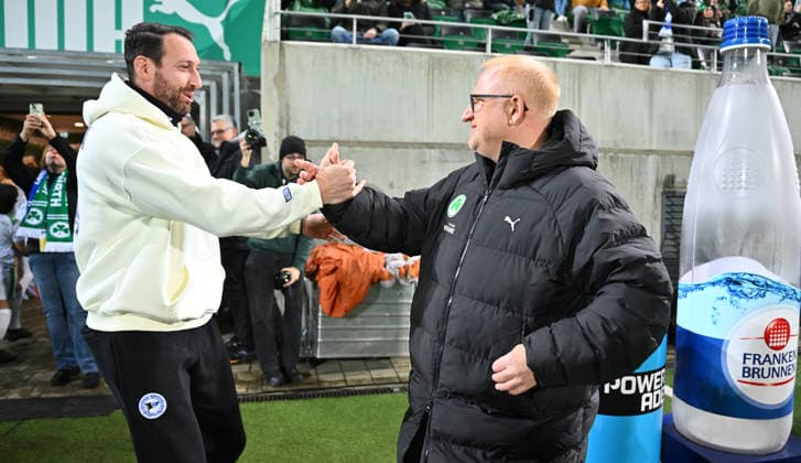 20.02.2026 - Fussball - Saison 2025 2026 - 2. Fussball - Bundesliga - 23. Spieltag: SpVgg Greuther Fürth ( Kleeblatt SGF ) - DSC Arminia Bielefeld - Sportfoto Zink - xwoxzix - DFL regulations prohibit any use of photographs as image sequences and or quasi-video - only for editorial use - Michael Mitch Kniat (Trainer Arminia Bielefeld ) Heiko Vogel ( Trainer SpVgg Greuther Fürth ) Handschlag Handshake vor Spielbeginn