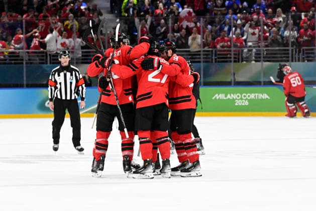 MILANO, ITALIEN 20260220 Jubel i Kanada efter kvittering till 2-2 i slutet av tredje perioden av 27 Shea Theodore under herrarnas semifinal i ishockey mellan Kanada och Finland i Santagiulia Arena under OS i Milano. *** Bilden ingar i SPORTPAKET. För övriga BETALBILD *** MILANO ITALIEN x10070x *** MILANO, ITALY 20260220 Canada cheers after tying the game at 2-2 at the end of the third period by 27 Shea Theodore during the mens ice hockey semi-final between Canada and Finland at the Santagiulia Arena during the Milan Olympics Picture in SPORT PACKAGE For others PAY PICTURE MILANO ITALY x10070x  Copyright: xJessicaxGow TTx OS 2026 ISHOCKEY KANADA-FINLAND SEMIFINAL