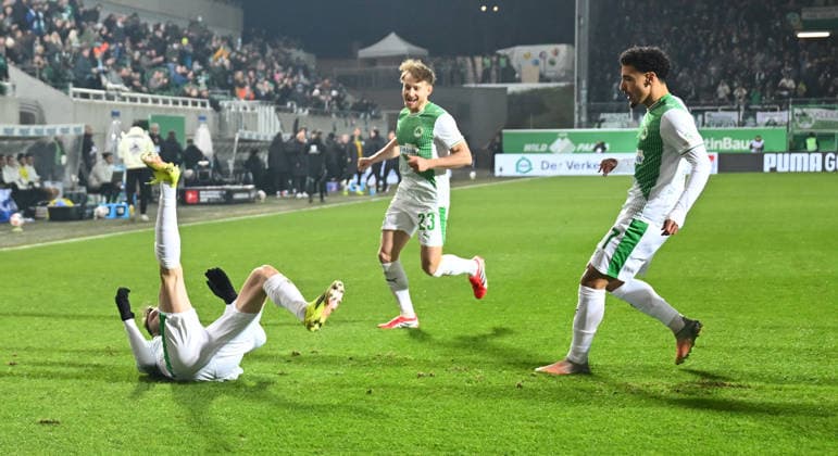 20.02.2026 - Fussball - Saison 2025 2026 - 2. Fussball - Bundesliga - 23. Spieltag: SpVgg Greuther Fürth ( Kleeblatt SGF ) - DSC Arminia Bielefeld - Sportfoto Zink - xwoxzix - DFL regulations prohibit any use of photographs as image sequences and or quasi-video - only for editorial use - Torjubel Jubel Freude nach Treffer Tor Torschuß zum 1:0 durch Branimir Hrgota (10, SpVgg Greuther Fürth )