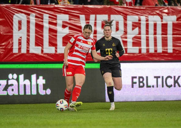 Fußball, Frauen, Saison 2025 2026, Google Pixel Frauen-Bundesliga (19. Spieltag), 1. FC Union Berlin - 1. FC Köln, v. l. Samantha Steuerwald (1. FC Union), Adriana Achcinska (Köln), 20.02. 2026, Copyright: xMatthiasxKochx